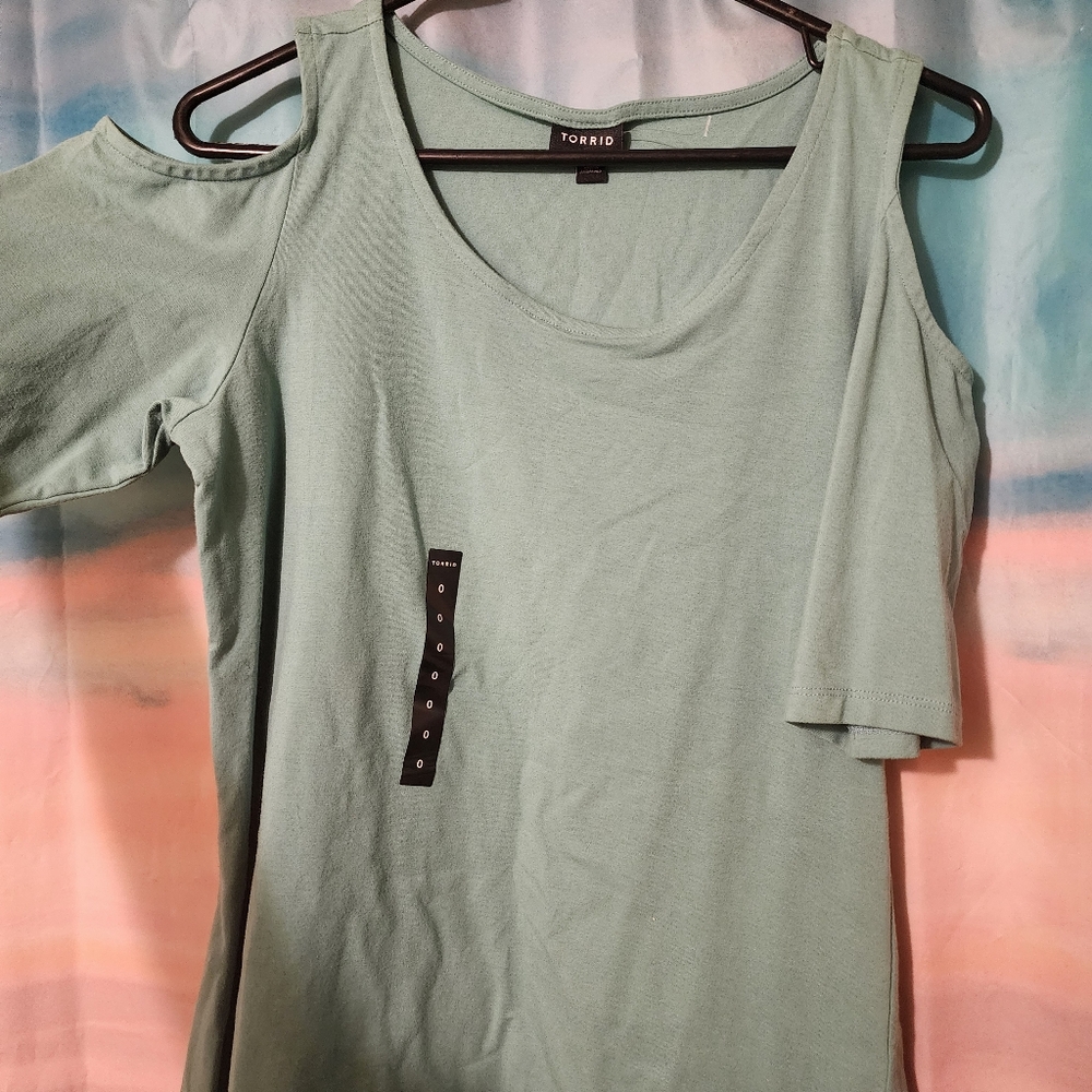 Torrid seafoam cold shoulder foxy tee size 0